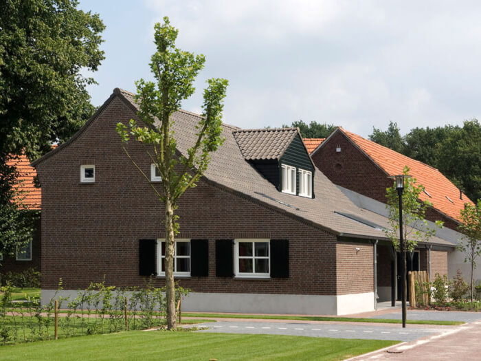 Groepsaccommodatie in Overloon (Noord-Brabant) voor 12 personen met 6 slaapkamers en 6 badkamers.