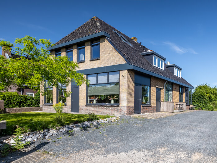 Groepsaccommodatie in Scherpenzeel (Friesland) voor 20 personen met 10 slaapkamers en 9 badkamers.