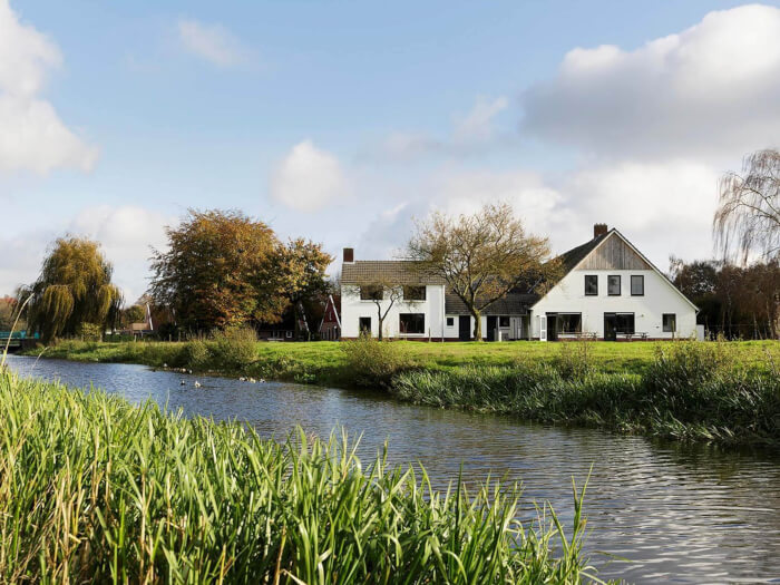 Groepsaccommodatie in Winterswijk Miste (Gelderland) voor 42 personen met 19 slaapkamers en 17 badkamers.