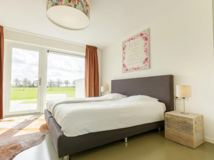 Groepsaccommodatie in Winterswijk Miste (Gelderland) voor 42 personen met 19 slaapkamers en 17 badkamers.