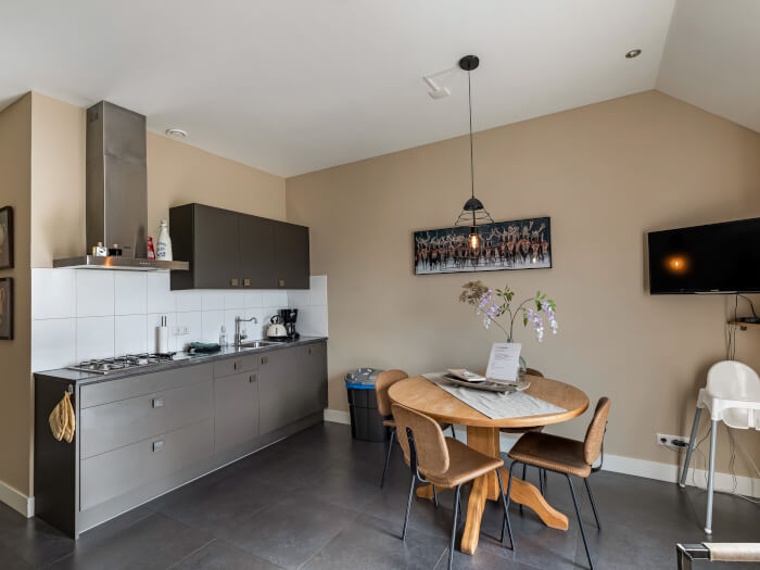 Groepsaccommodatie in Kamerik (Utrecht) voor 6 personen met 2 slaapkamers en 2 badkamers.
