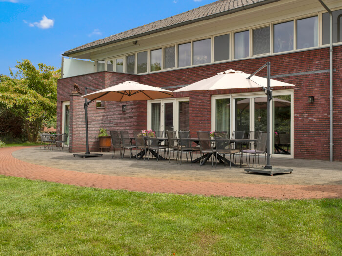 Groepsaccommodatie in Vierlingsbeek (Noord-Brabant) voor 18 personen met 8 slaapkamers en 8 badkamers.
