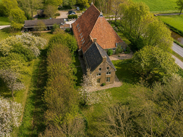 Groepsaccommodatie in Weidum (Friesland) voor 18 personen met 8 slaapkamers en 7 badkamers.