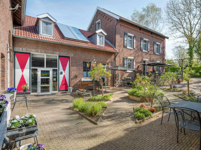 Groepsaccommodatie in Vijlen (Limburg) voor 12 personen met 6 slaapkamers en 7 badkamers.