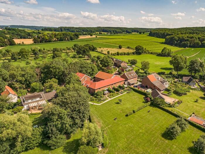 Groepsaccommodatie in Vijlen (Limburg) voor 12 personen met 6 slaapkamers en 7 badkamers.