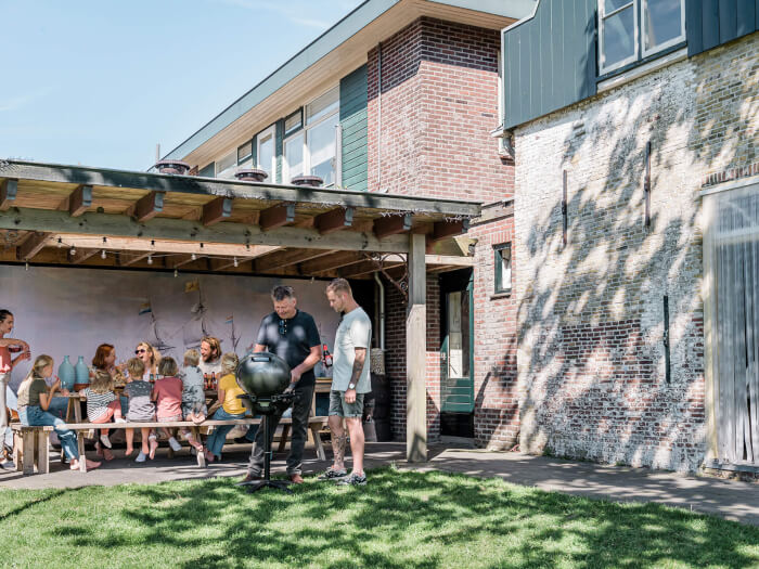 Groepsaccommodatie in Sint Maartensbrug (Noord-Holland) voor 12 personen met 3 slaapkamers en 2 badkamers.