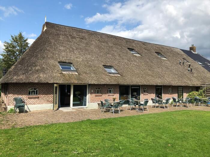 Groepsaccommodatie in Diever (Drenthe) voor 25 personen met 7 slaapkamers en 5 badkamers.