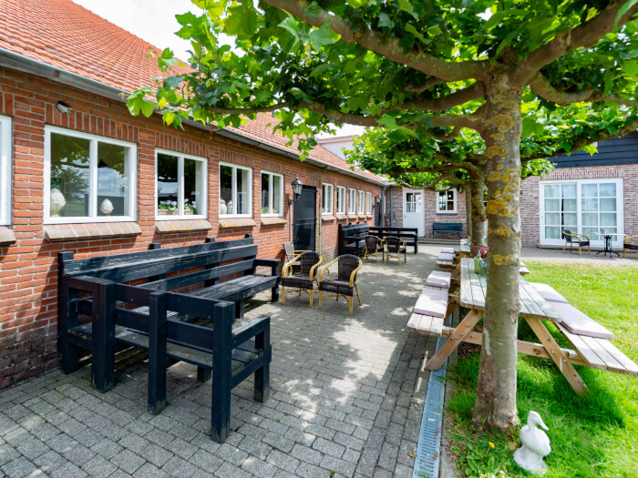 Groepsaccommodatie in Noordwelle (Zeeland) voor 25 personen met 9 slaapkamers en 9 badkamers.