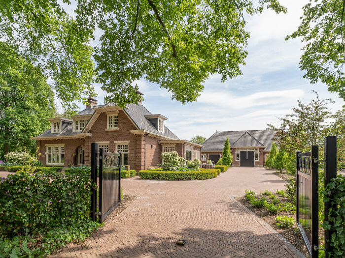 Groepsaccommodatie in Denekamp (Overijssel) voor 14 personen met 5 slaapkamers en 3 badkamers.