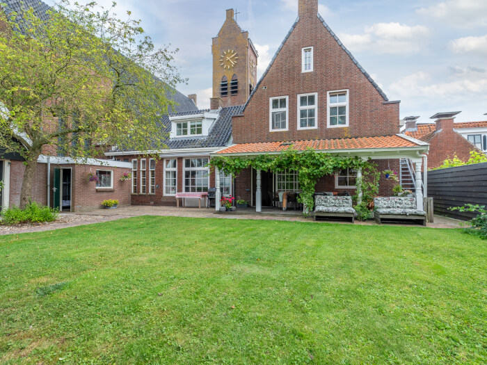 Groepsaccommodatie in Sloten (Friesland) voor 13 personen met 7 slaapkamers en 7 badkamers.