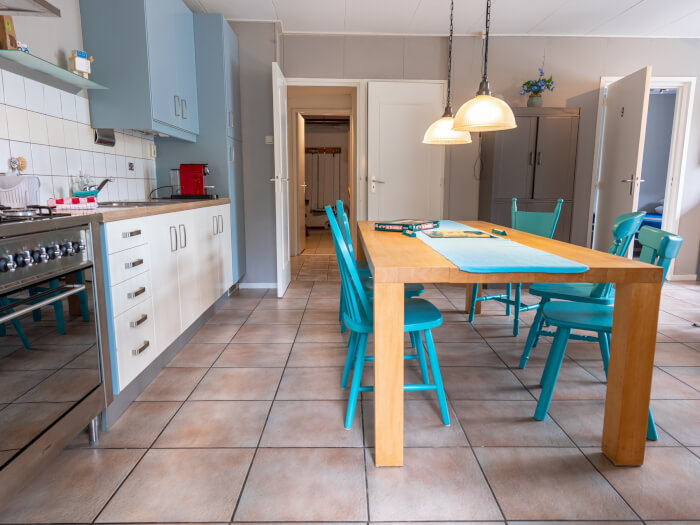 Groepsaccommodatie in Wehe-den Hoorn (Groningen) voor 43 personen met 10 slaapkamers en 7 badkamers.