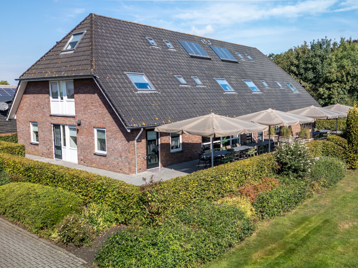 Groepsaccommodatie in Giethoorn (Overijssel) voor 22 personen met 8 slaapkamers en 5 badkamers.