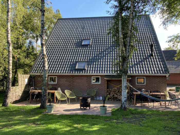 Groepsaccommodatie in Schoonloo (Drenthe) voor 12 personen met 4 slaapkamers en 2 badkamers.