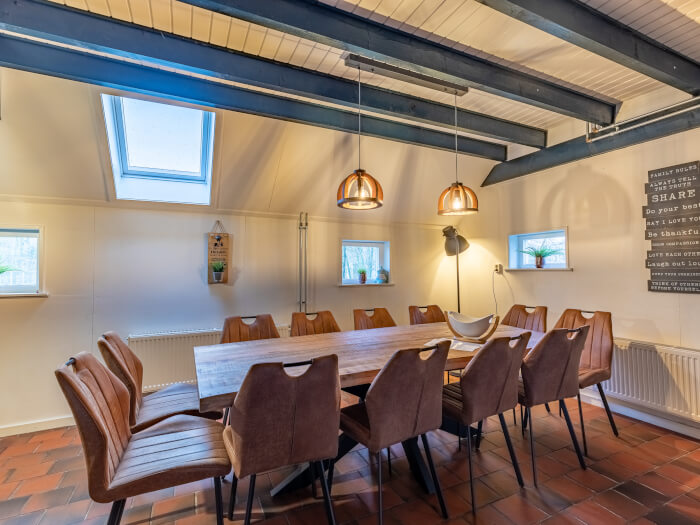 Groepsaccommodatie in Schoonloo (Drenthe) voor 12 personen met 4 slaapkamers en 2 badkamers.