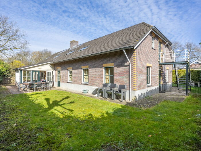 Groepsaccommodatie in Ravenstein (Noord-Brabant) voor 20 personen met 8 slaapkamers en 4 badkamers.