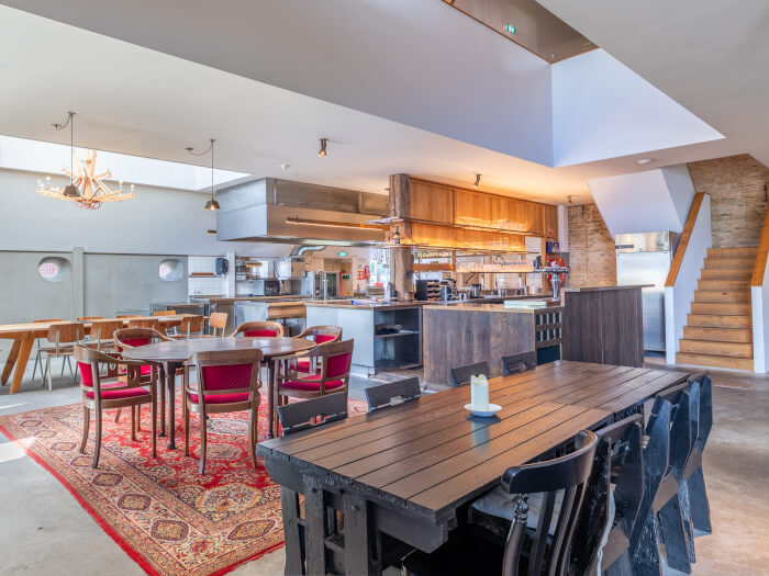 Groepsaccommodatie in Woudsend (Friesland) voor 16 personen met 6 slaapkamers en 5 badkamers.