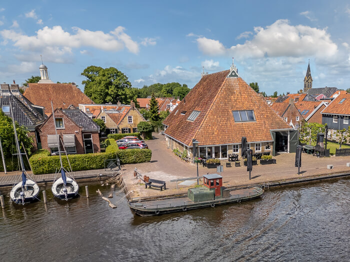 Groepsaccommodatie in Woudsend (Friesland) voor 16 personen met 6 slaapkamers en 5 badkamers.