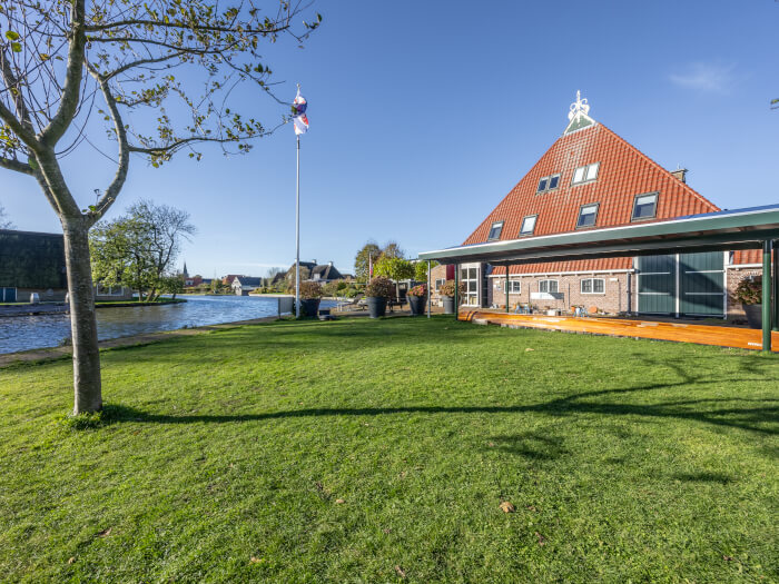Groepsaccommodatie in Warten (Friesland) voor 15 personen met 6 slaapkamers en 6 badkamers.