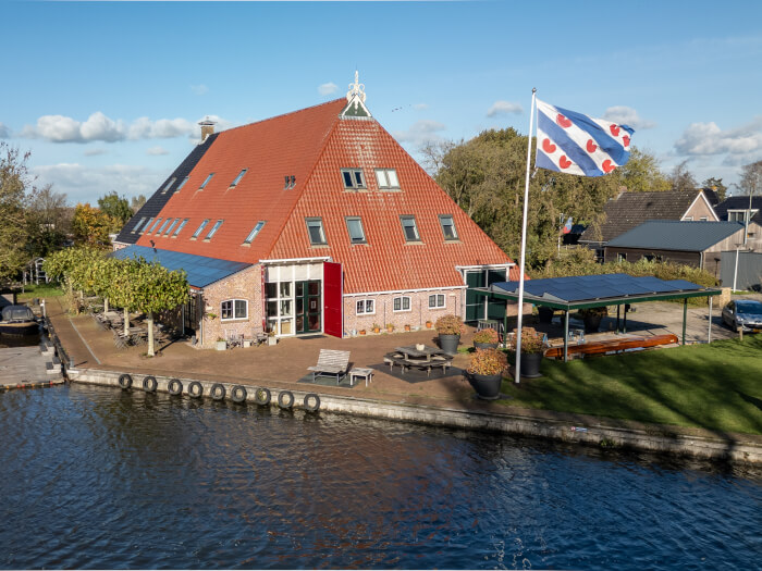 Groepsaccommodatie in Warten (Friesland) voor 15 personen met 6 slaapkamers en 6 badkamers.