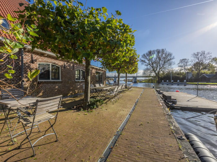 Groepsaccommodatie in Warten (Friesland) voor 15 personen met 6 slaapkamers en 6 badkamers.
