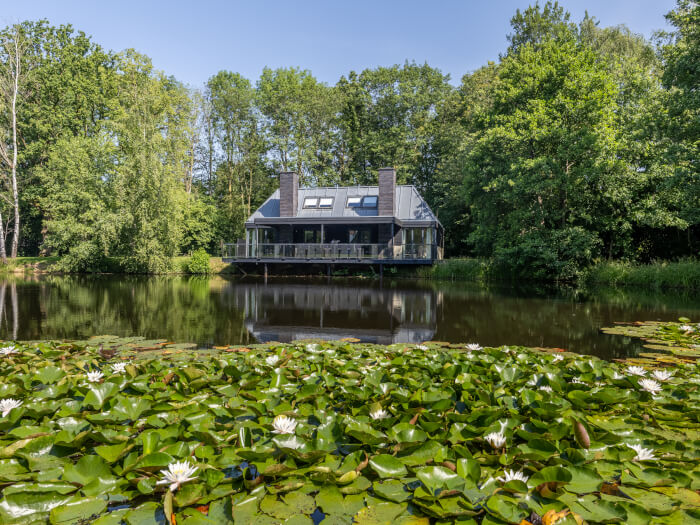 Groepsaccommodatie in Denekamp (Overijssel) voor 12 personen met 6 slaapkamers en 2 badkamers.