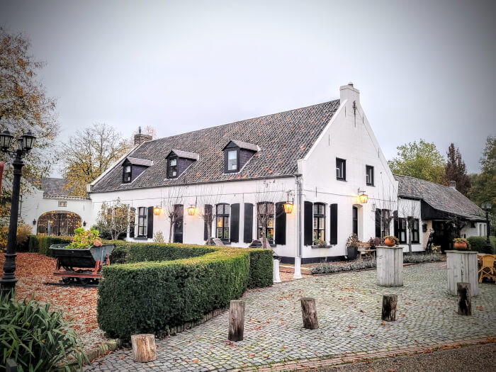 Groepsaccommodatie in Well L (Limburg) voor 32 personen met 15 slaapkamers en 12 badkamers.