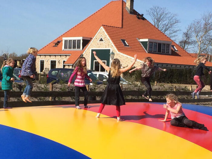 Groepsaccommodatie in Den Hoorn (Waddeneilanden) voor 50 personen met 9 slaapkamers en 9 badkamers.