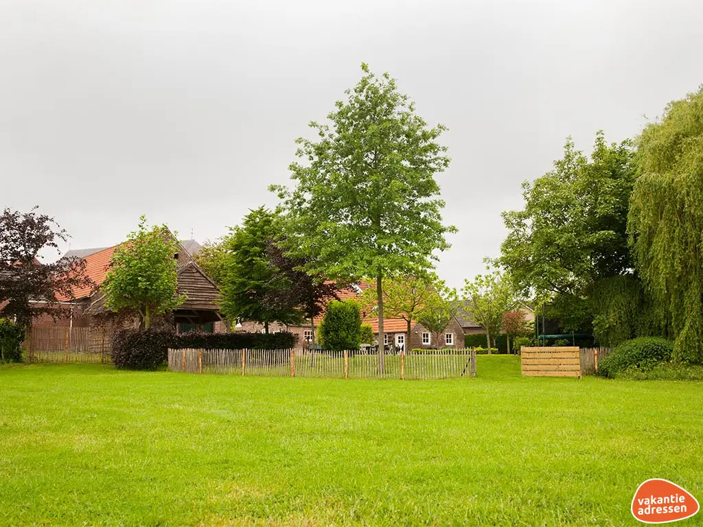 Groepsaccommodatie in Geijsteren (Limburg) voor 17 personen met 5 slaapkamers en 3 badkamers.