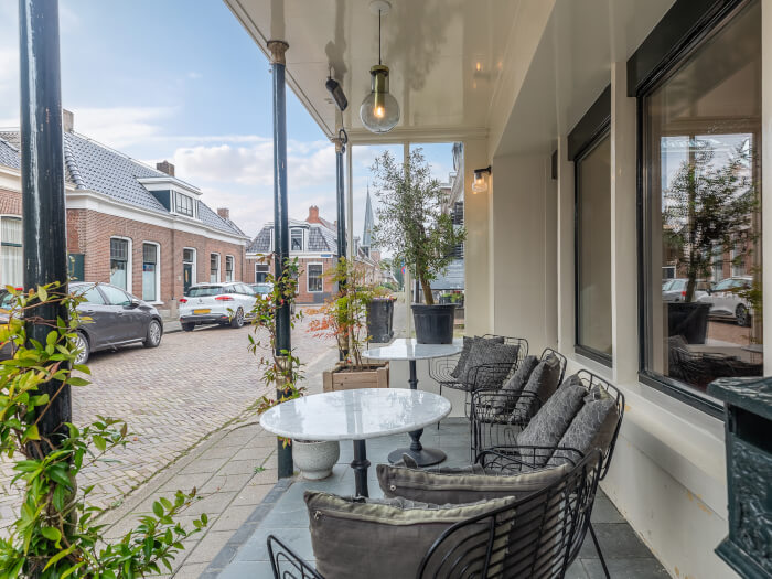 Groepsaccommodatie in Holwerd (Friesland) voor 17 personen met 7 slaapkamers en 7 badkamers.