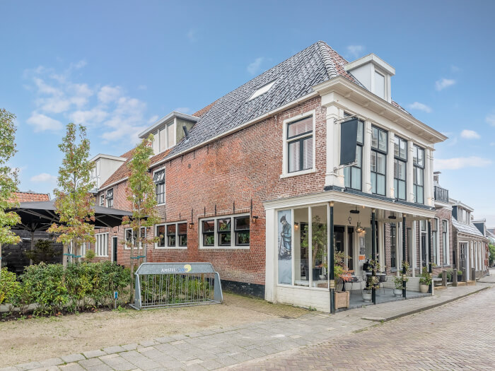 Groepsaccommodatie in Holwerd (Friesland) voor 17 personen met 7 slaapkamers en 7 badkamers.
