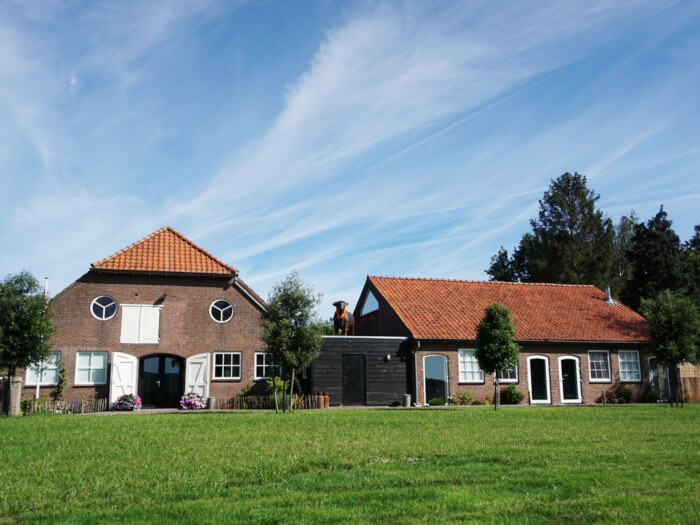 Groepsaccommodatie in Alphen (Noord-Brabant) voor 20 personen met 8 slaapkamers en 4 badkamers.