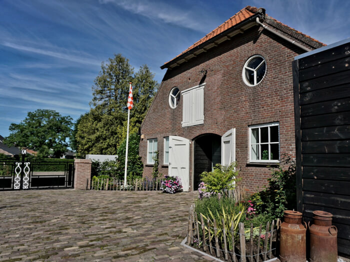 Groepsaccommodatie in Alphen (Noord-Brabant) voor 20 personen met 8 slaapkamers en 4 badkamers.