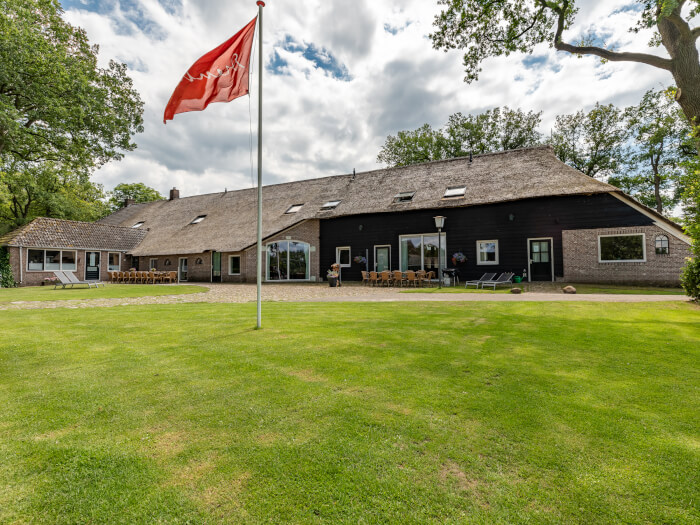 Groepsaccommodatie in Zuidwolde (Drenthe) voor 11 personen met 5 slaapkamers en 3 badkamers.