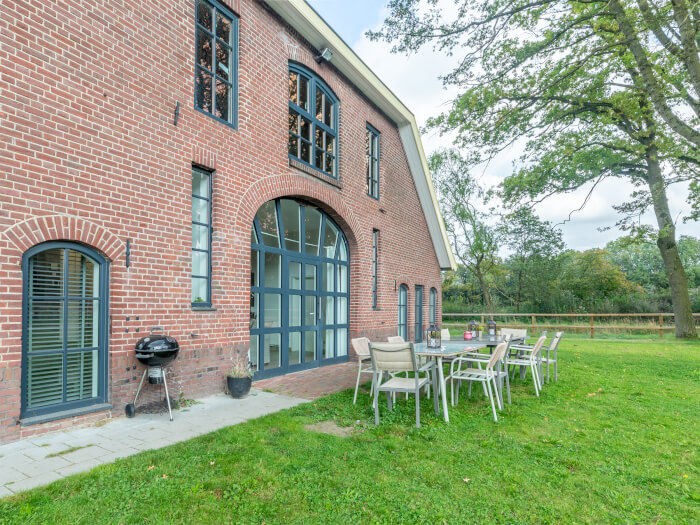 Groepsaccommodatie in Ambt Delden (Overijssel) voor 14 personen met 4 slaapkamers en 2 badkamers.