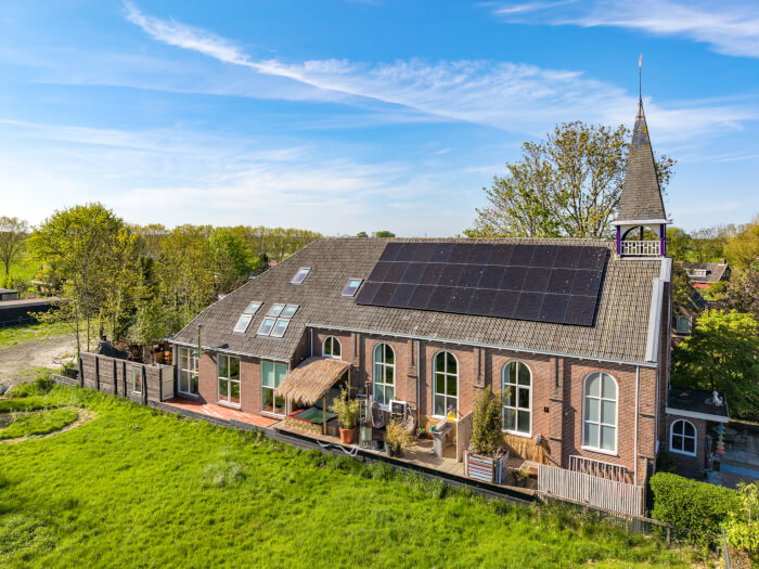Groepsaccommodatie in Boksum (Friesland) voor 24 personen met 10 slaapkamers en 3 badkamers.