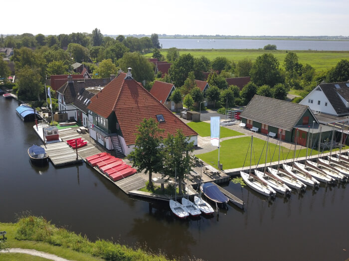 Groepsaccommodatie in Goingarijp (Friesland) voor 95 personen met 14 slaapkamers en 7 badkamers.