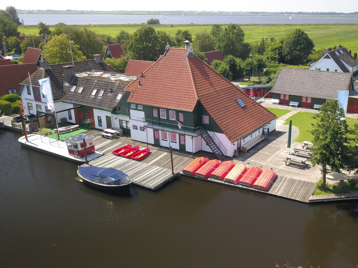 Groepsaccommodatie in Goingarijp (Friesland) voor 95 personen met 14 slaapkamers en 7 badkamers.