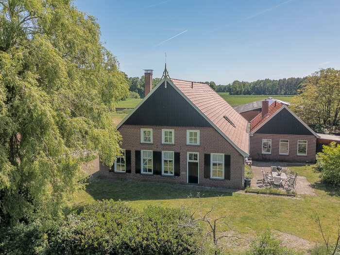 Groepsaccommodatie in Winterswijk (Gelderland) voor 12 personen met 5 slaapkamers en 2 badkamers.