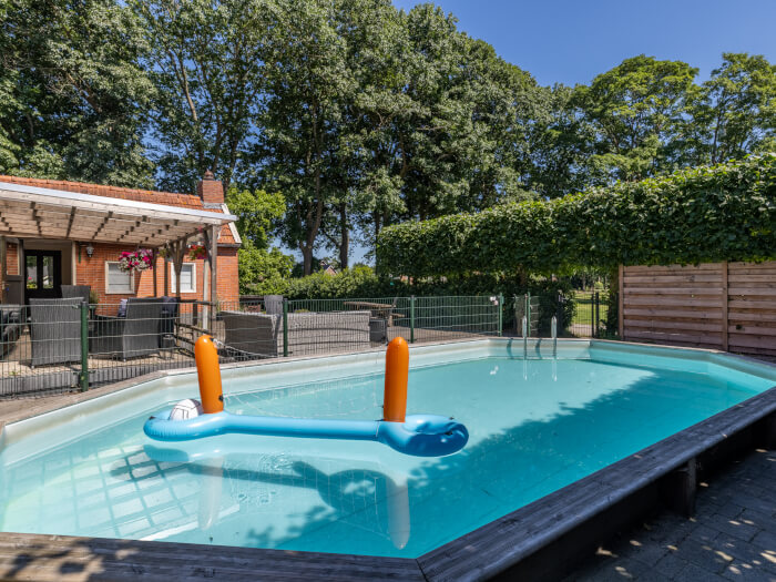 Groepsaccommodatie in 2e Exloërmond (Drenthe) voor 19 personen met 4 slaapkamers en 3 badkamers.