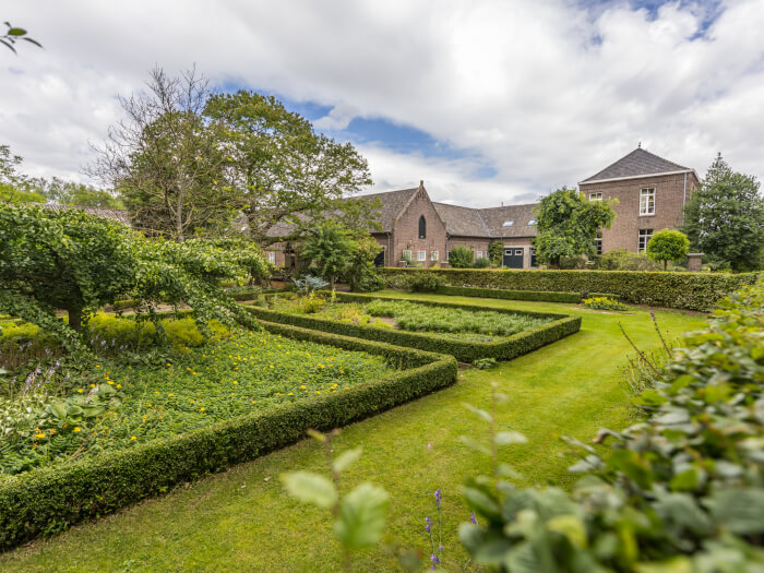 Groepsaccommodatie in Swolgen (Limburg) voor 17 personen met 6 slaapkamers en 3 badkamers.