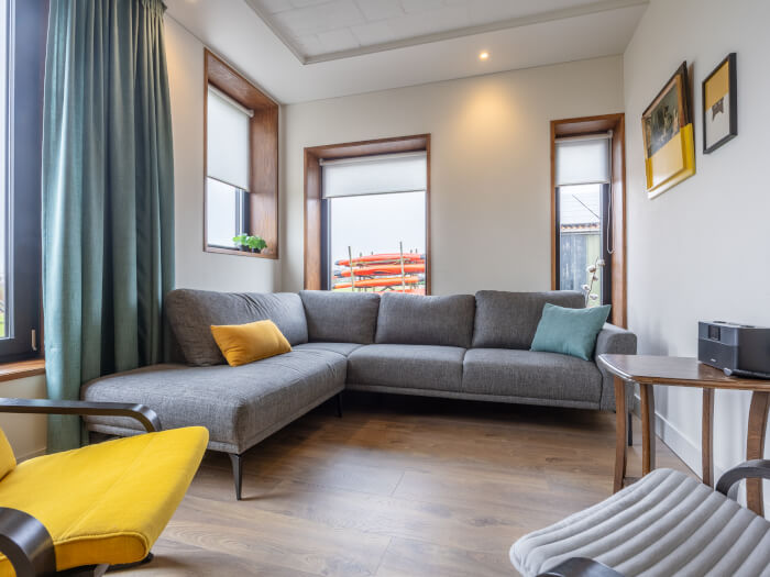 Groepsaccommodatie in Sloten (Friesland) voor 12 personen met 5 slaapkamers en 3 badkamers.
