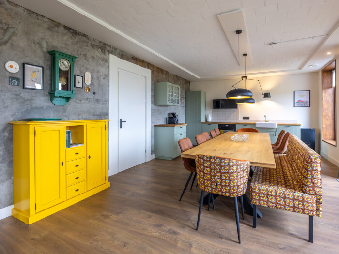 Groepsaccommodatie in Sloten (Friesland) voor 12 personen met 5 slaapkamers en 3 badkamers.