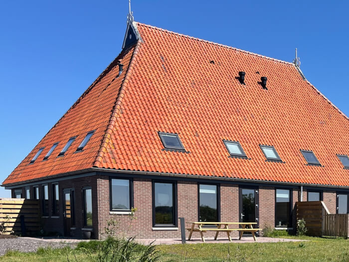 Groepsaccommodatie in Sloten (Friesland) voor 12 personen met 5 slaapkamers en 3 badkamers.