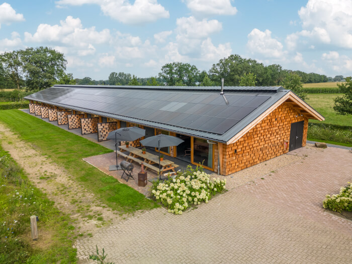 Groepsaccommodatie in Otterlo (Gelderland) voor 22 personen met 11 slaapkamers en 9 badkamers.