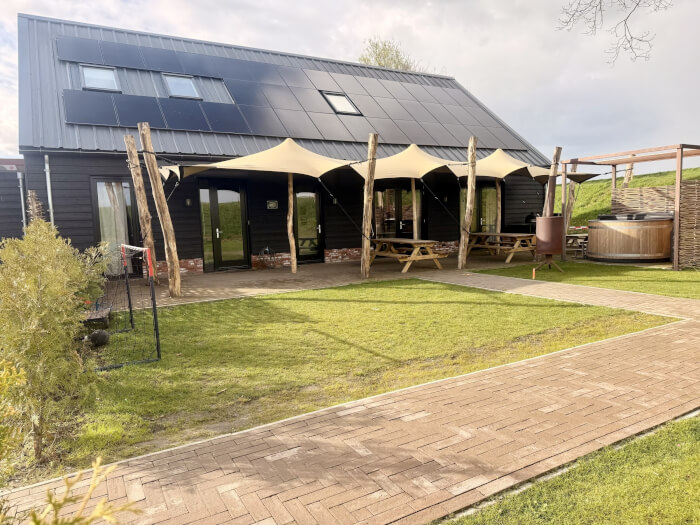 Groepsaccommodatie in Oijen (Noord-Brabant) voor 18 personen met 9 slaapkamers en 7 badkamers.