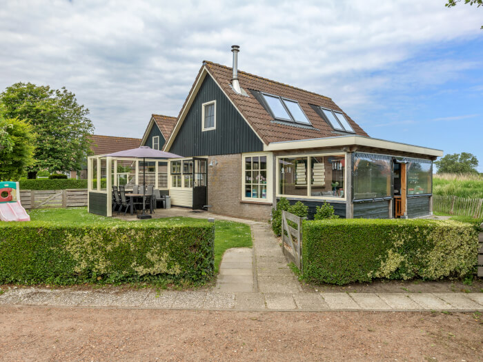 Groepsaccommodatie in Oudesluis (Noord-Holland) voor 10 personen met 4 slaapkamers en 3 badkamers.