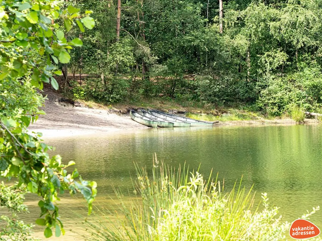 Groepsaccommodatie in Ellertshaar (Drenthe) voor 18 personen met 2 slaapkamers en 2 badkamers.
