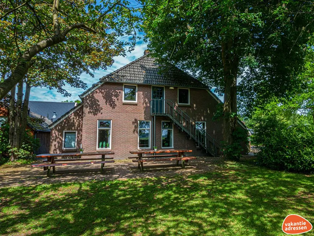 Groepsaccommodatie in Ellertshaar (Drenthe) voor 18 personen met 2 slaapkamers en 2 badkamers.