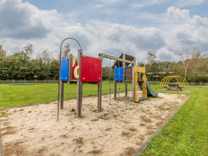 Groepsaccommodatie in Noordwolde (Friesland) voor 16 personen met 6 slaapkamers en 4 badkamers.