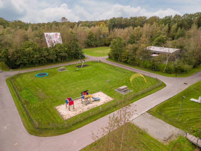 Groepsaccommodatie in Noordwolde (Friesland) voor 16 personen met 6 slaapkamers en 4 badkamers.